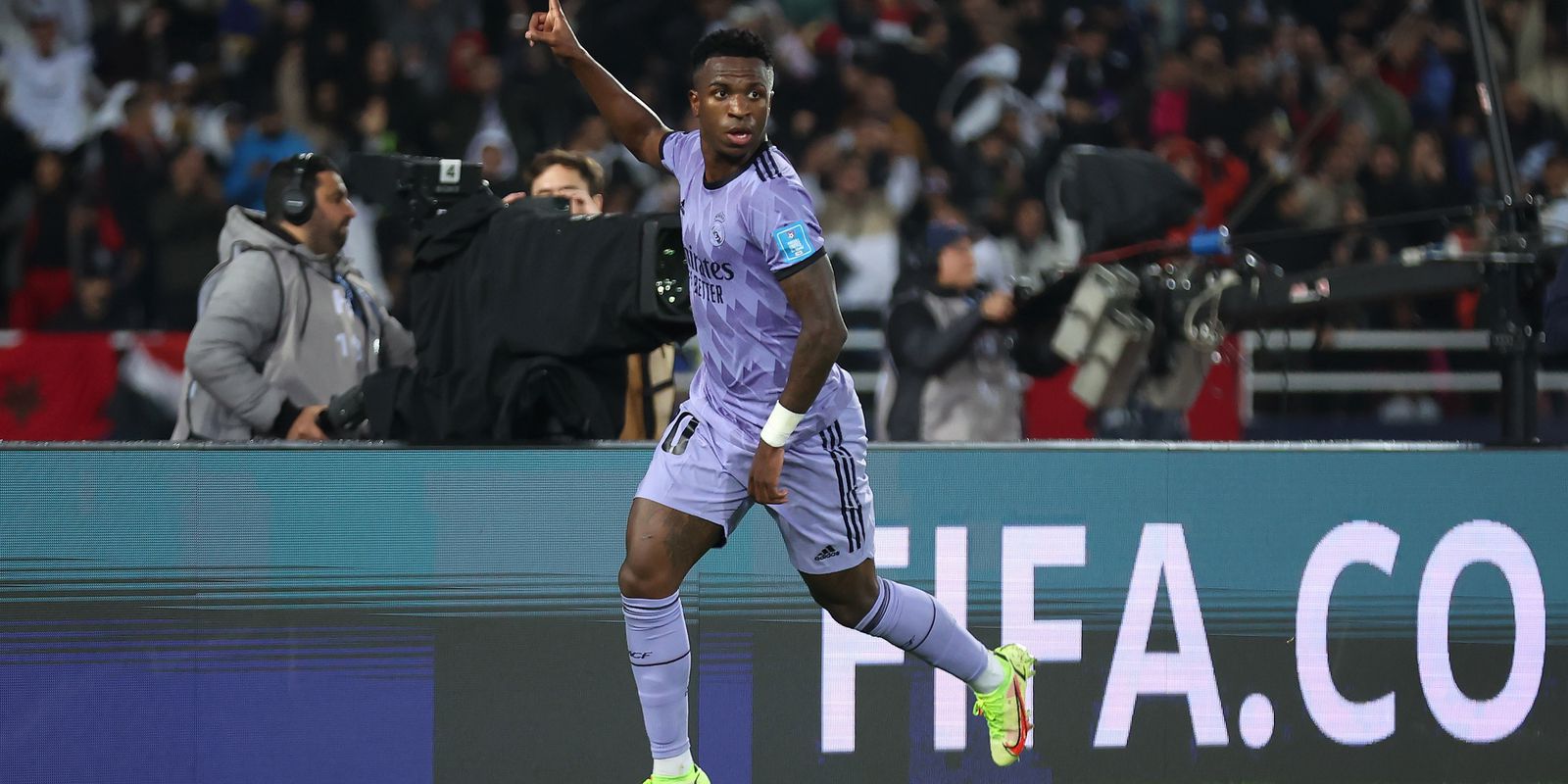 vini-jr-e-debinha-estao-entre-os-finalistas-ao-premio-bola-de-ouro