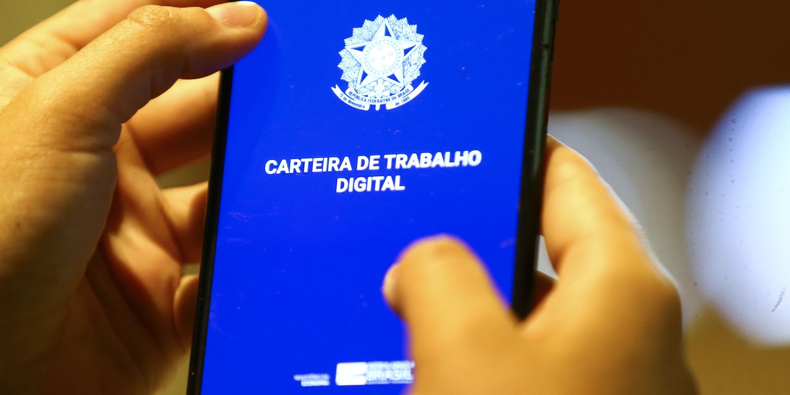 taxa-de-desemprego-no-trimestre-encerrado-em-novembro-cai-para-7,5%