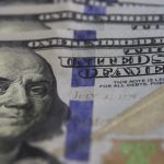 dolar-cai-para-r$-5,11-com-alivio-externo-e-decisao-da-agencia-moody’s