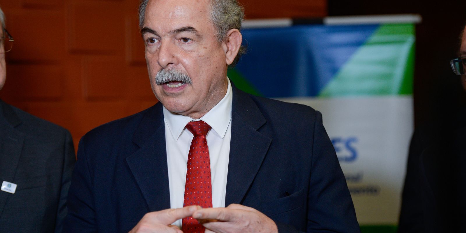 “navio-tera-multa-se-nao-descarbonizar-combustivel”,-alerta-mercadante